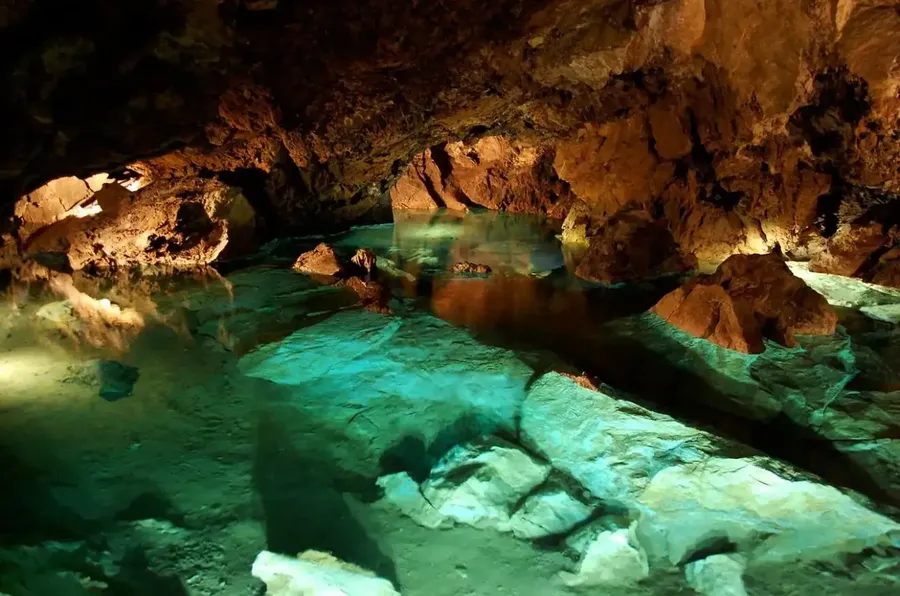Podzemní jezero v Bozkovských dolomitových jeskyních